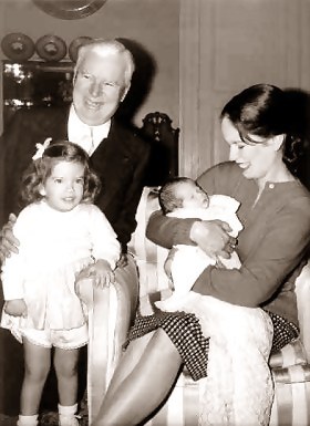 Chaplin y Oona con la pequeña Geraldine y otro de sus hijos en una estampa muy familiar